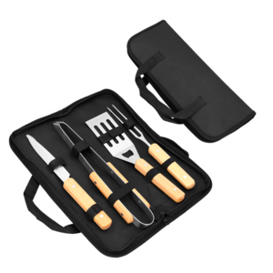 HO-062, Set de BBQ en estuche de poliéster y sujetadores de madera. Incluye 4 utensilios: pinzas, tenedor, cuchillo y volteador.